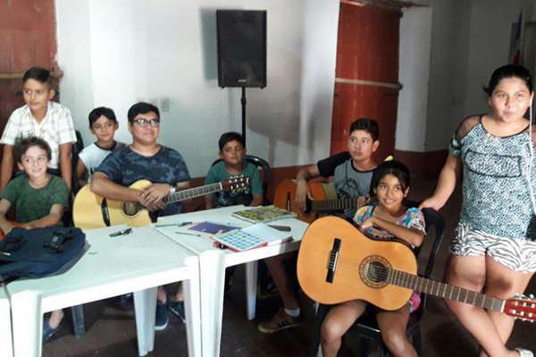 Dieron inicio las clases de guitarra en la Fundacioacuten Muacutesica Esperanza