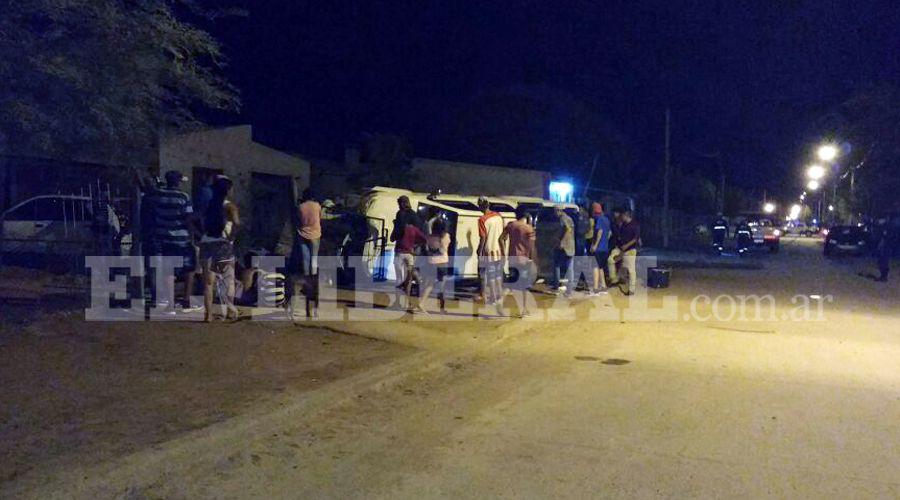 Al menos dos heridos tras espectacular vuelco en Antildeatuya