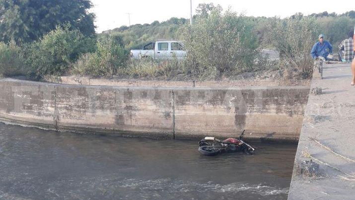 Beltraacuten- se cayoacute de su moto y fue a parar al canal