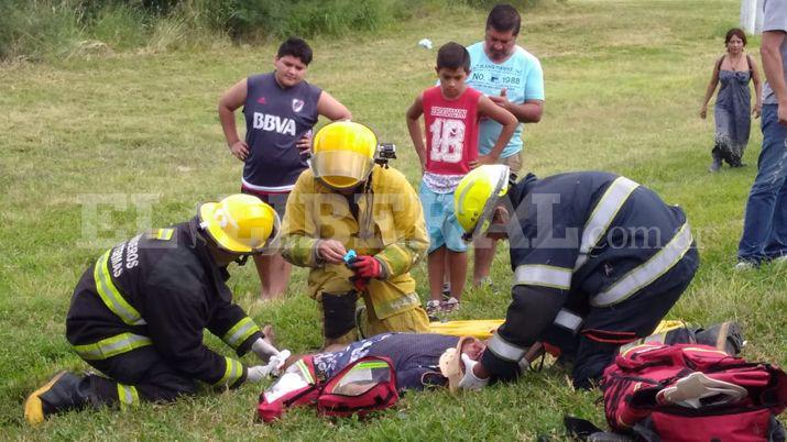 Un joven bandentildeo se salvoacute de milagro tras derrapar con su moto