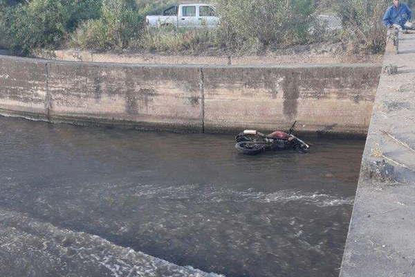 Un joven derrapoacute con su moto y cayoacute al canal donde murioacute ahogado