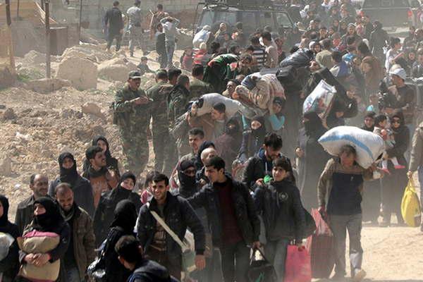 Unos 50 mil civiles huyeron del asedio militar sirio que busca controlar Damasco