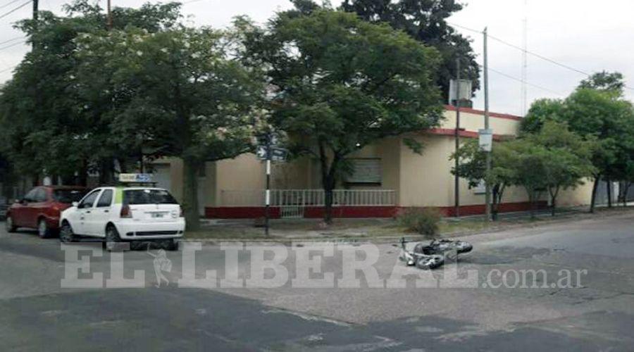 Auto y moto colisionan sobre Av Coloacuten