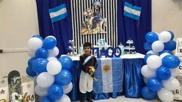 Un nene de 7 antildeos eligioacute festejar su cumple vestido de San Martiacuten