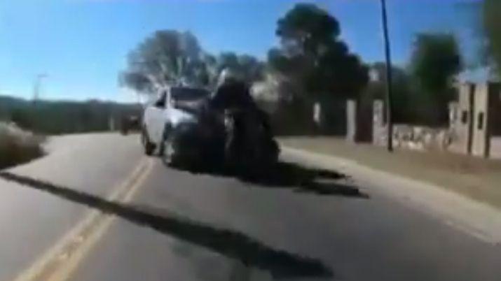 VIDEO  Imaacutegenes escalofriantes de un choque entre una moto y un auto