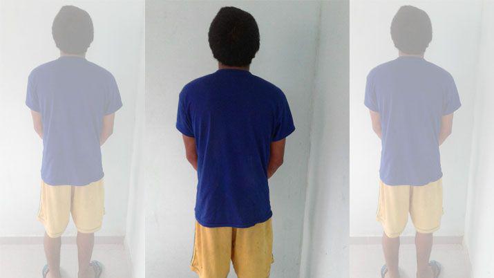 Solitario ladrón destrozó la cerradura de un auto y robó el estéreo