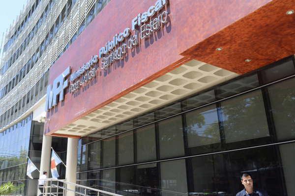 Denuncian que el chofer  de una combi abusoacute de nintildeos  camino a una escuela del interior
