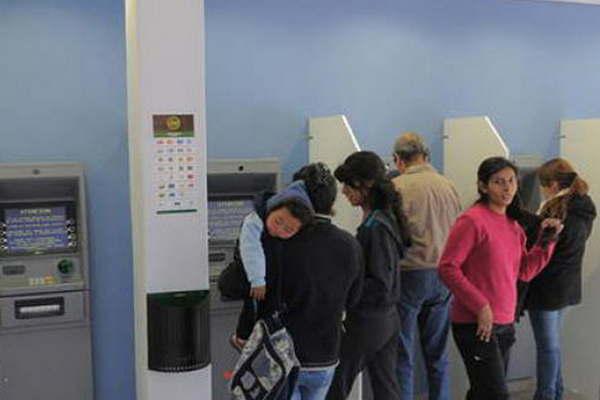 El jueves se iniciaraacute el pago de sueldos a un grupo de jubilados 