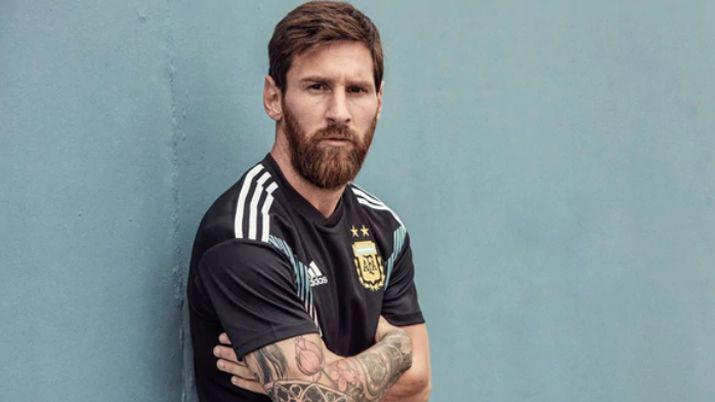 Adidas oficializoacute la camiseta suplente de la Seleccioacuten para Rusia