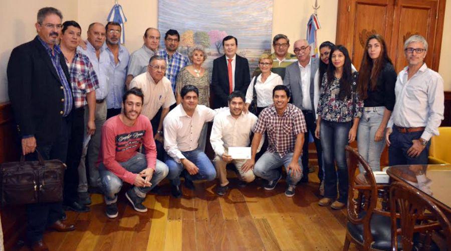 El Gobernador Zamora entregoacute aportes a entidades deportivas