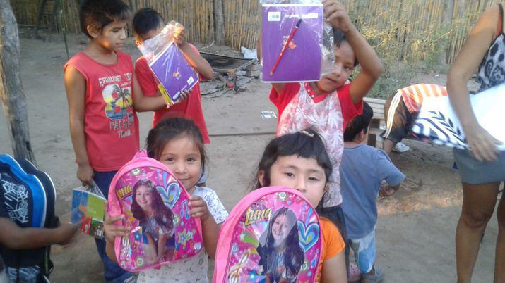 Hinchas solidarios entregaron kits escolares en el interior