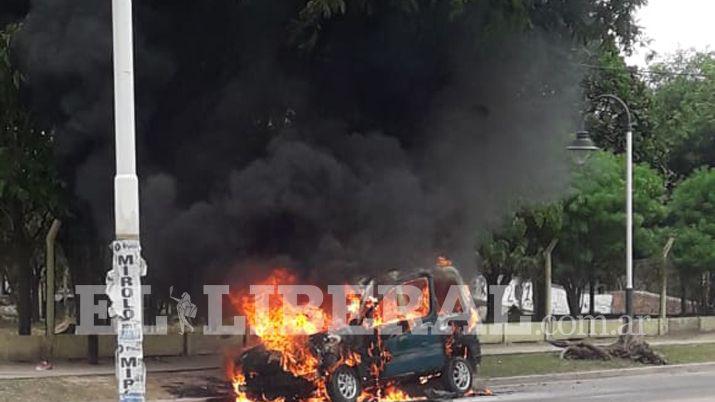 La Banda- un utilitario se incendioacute en calle Besares