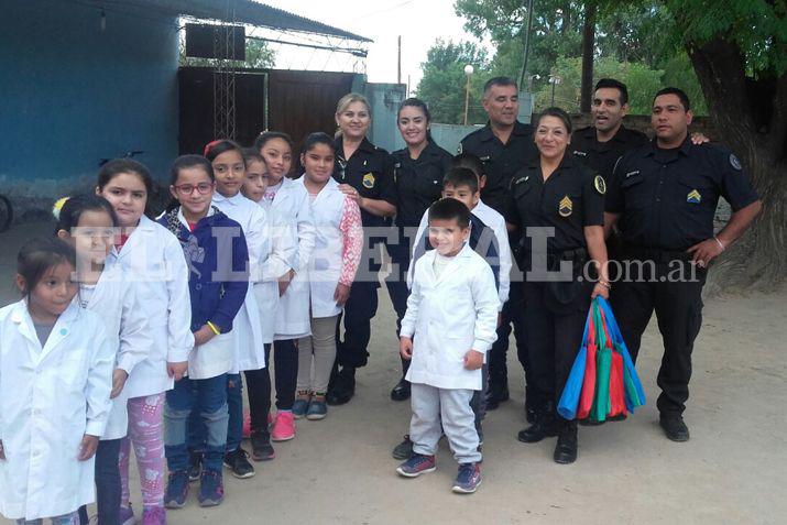Los niños recibieron la visita del personal de la Delegación Santiago del Estero de Policía Federal Argentina