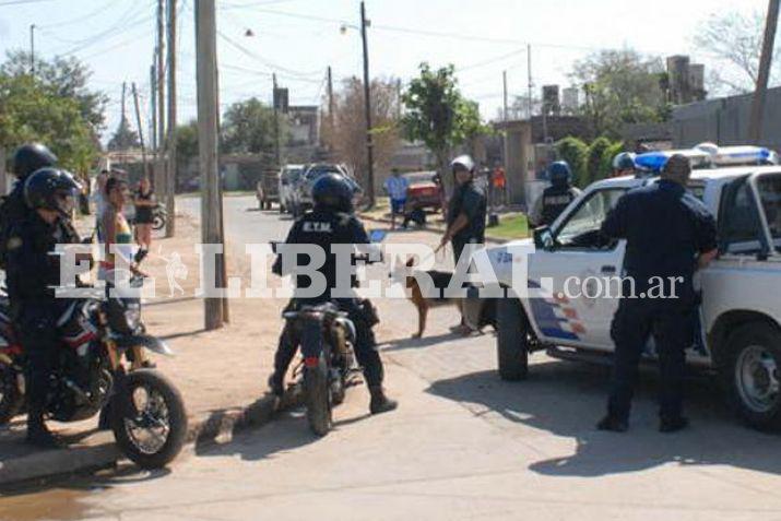 Los efectivos policiales realizaron un amplio operativo para detener al sujeto que se había atrincherado