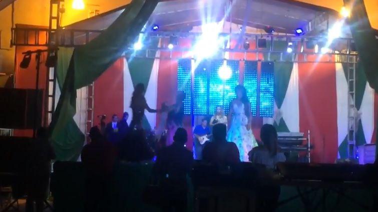 Furia- Empujoacute a la ganadora de un concurso de belleza