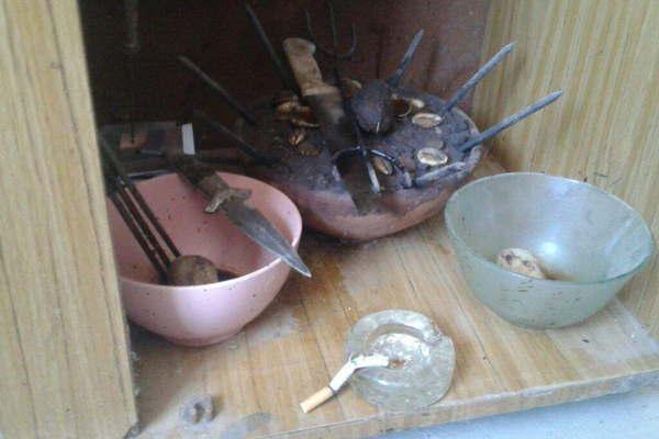 En un conflicto por desalojo descubren rituales umbandas con fotografiacuteas y nombres de vecinos