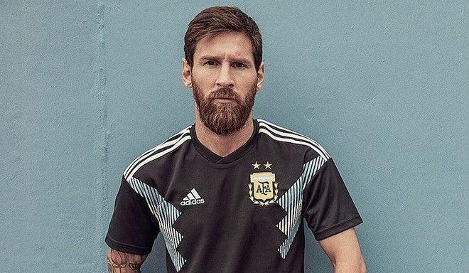 REFERENTE Messi fue el encargado de presentar la nueva camiseta suplente de la selección argentina  