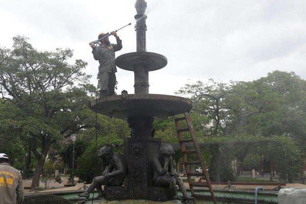 Realizan limpieza a la fuente de  la plaza Libertad