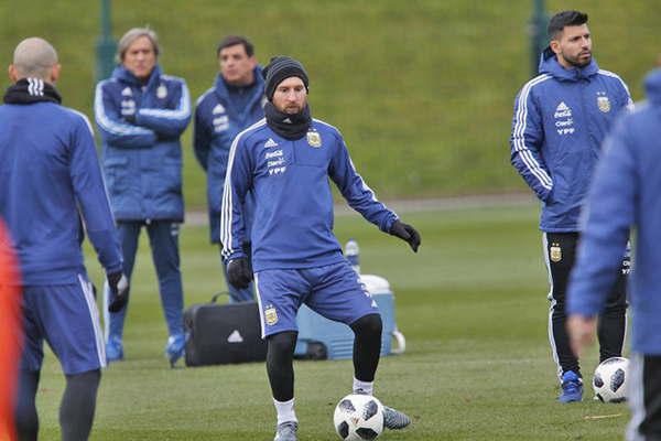 La seleccioacuten hizo su primera praacutectica  de fuacutetbol y ya se perfila el equipo titular 