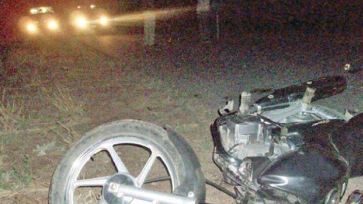 Derrapoacute con su moto tras enredarse con un cable