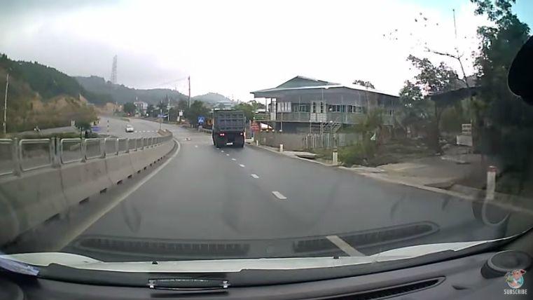 Insoacutelito- Un bebeacute se cruzoacute gateando una ruta