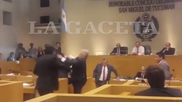 VIDEO Dos ediles a las trompadas en el Concejo Deliberante tucumano