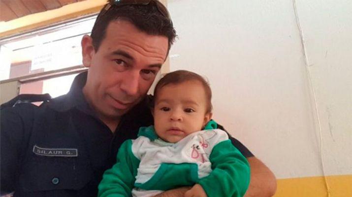 Una nena se ahogoacute con yerba y un policiacutea le salvoacute la vida