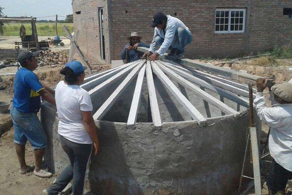 Construyen moacutedulos de acopio de agua de lluvia a familias productoras