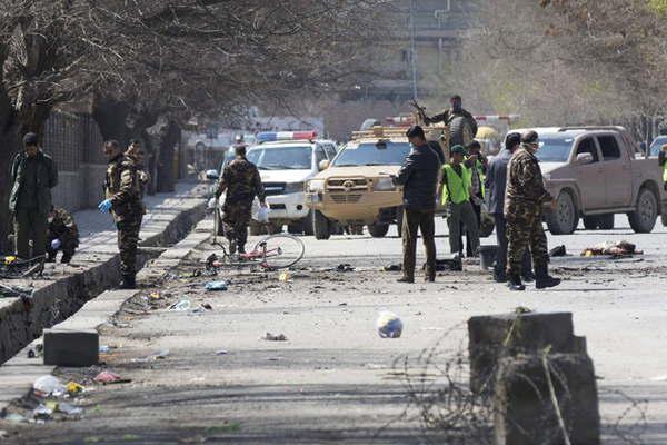 Un atentado suicida que fue reivindicado por el Estado Islaacutemico matoacute a 29 personas en Kabul