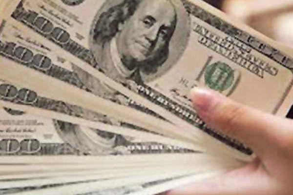 El dólar opera estable a  2059