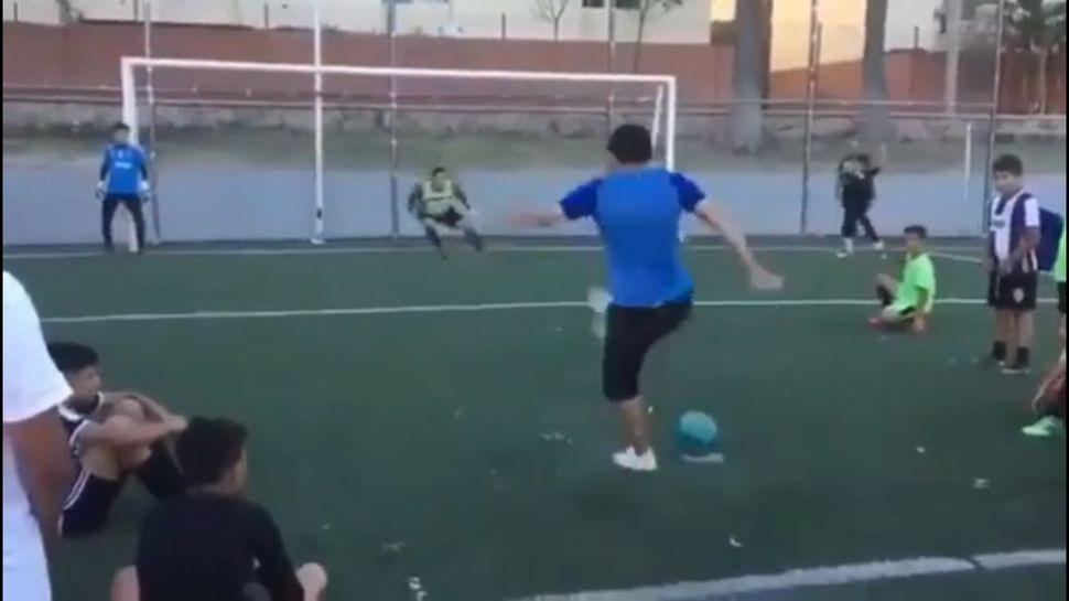 Un increiacuteble gol de penal es furor en Instagram