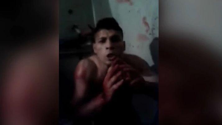 VIDEO  Hicieron que un preso se arrodille y pida perdoacuten por sus delitos