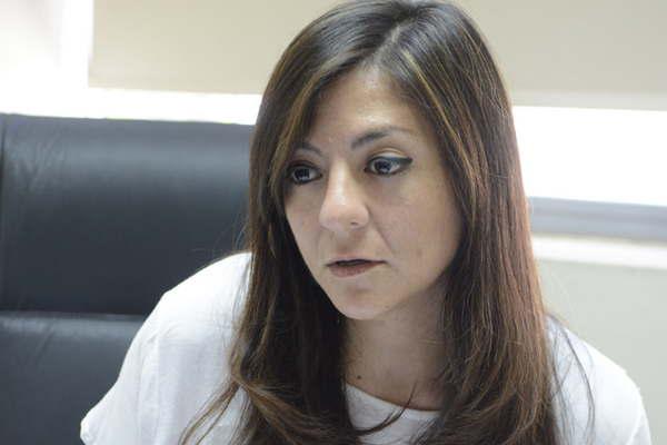 Denuncian que en clase de gimnasia una alumna golpeoacute a su compantildeera