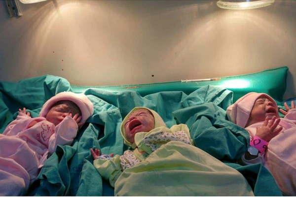 Nacieron los trillizos gemelares Alma Miacutea Candela y Luis 