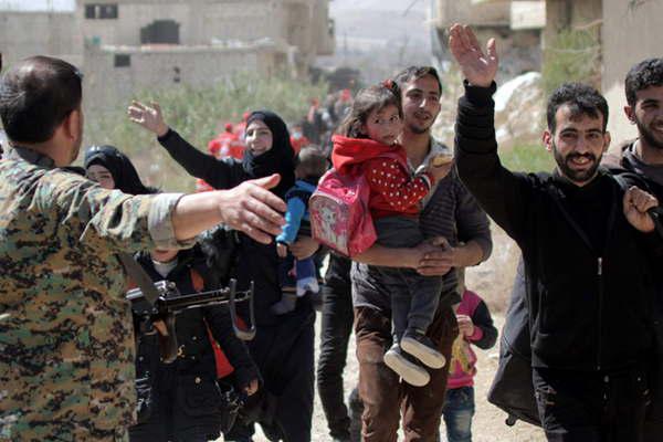 Rebeldes y civiles evacuan una sitiada ciudad en Ghouta Oriental en victoria para el gobierno sirio 