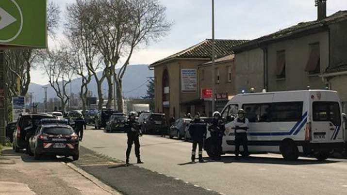 Dos muertos tras violento tiroteo y toma de rehenes en un mercado en Francia