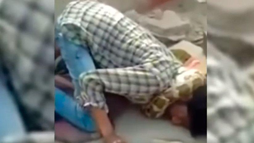 Una pitoacuten estrangula a un encantador de serpiente en puacuteblico