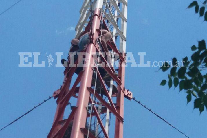 El sujeto amenazaba con arrojarse al vacío desde lo alto de una torre en Sachayoj