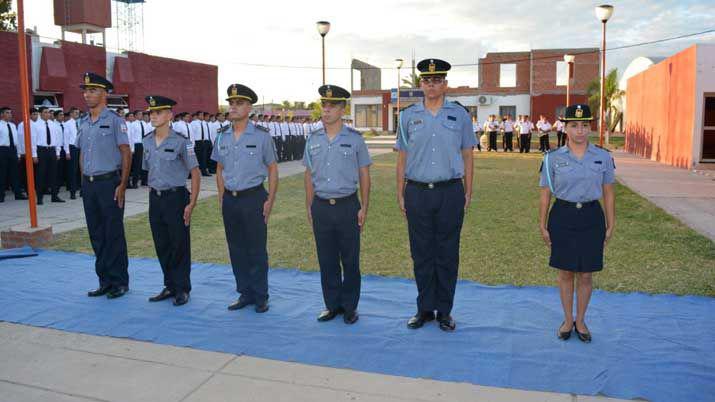 Doce cadetes fueron ascendidos en la escuela de policiacutea