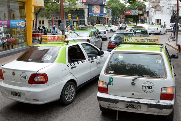 Taxis- por demoras en las habilitaciones podriacutea haber 500 autos menos en las calles