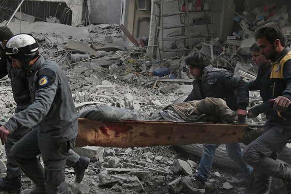 Murieron maacutes de 44 personas en un bombardeo en las afueras de Damasco