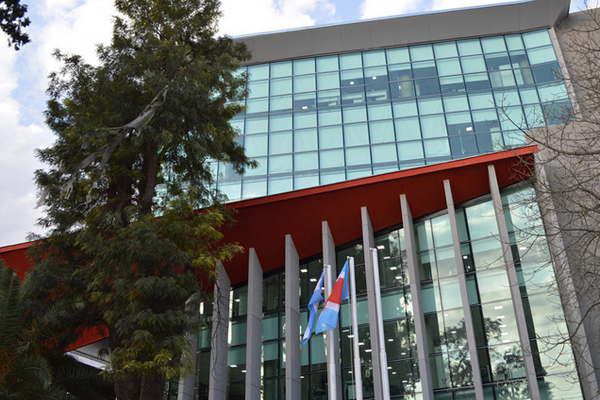 Citan a docentes a notificarse del estado de sus traacutemites 