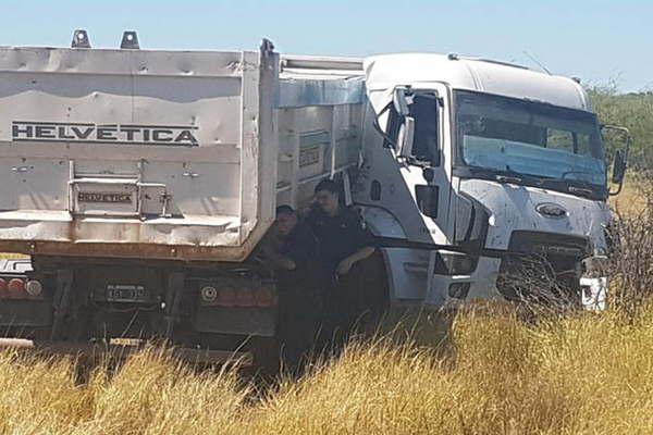 Tres heridos en accidente con camioacuten cargado de ripio