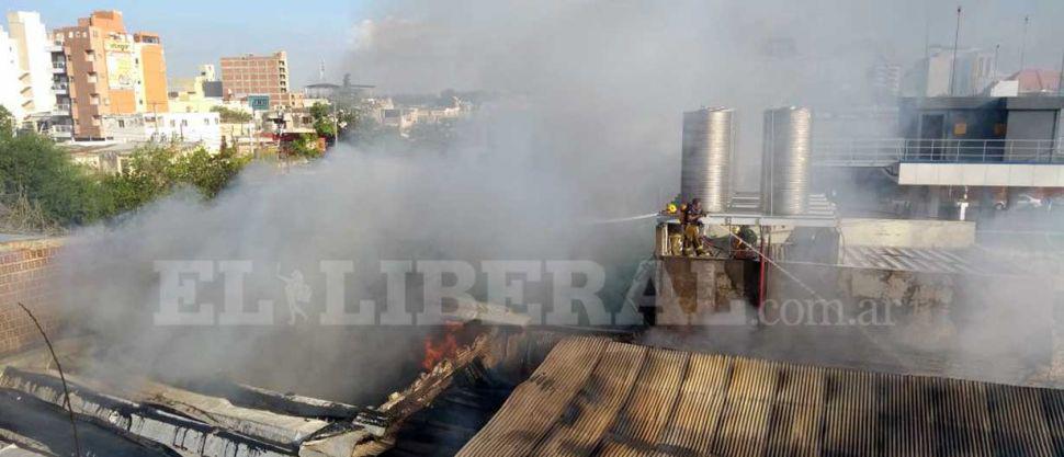 Videos- se reavivaron las llamas en uno de los galpones y extreman recaudos