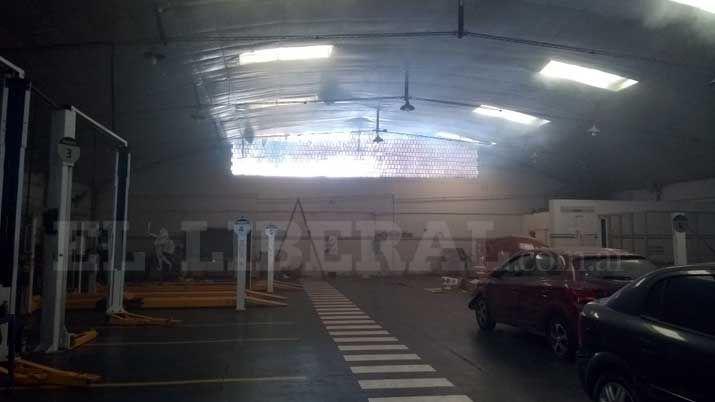 Algunas llamas golpean una de las paredes de un local automotriz