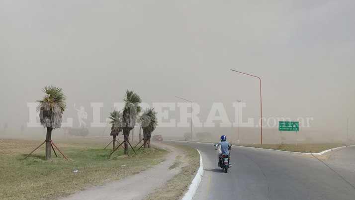 Un fuerte viento y mucha tierra invaden Santiago
