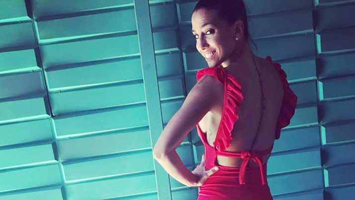 El enorme tatuaje de Cinthia Fernaacutendez que va desde su cuello a su cola