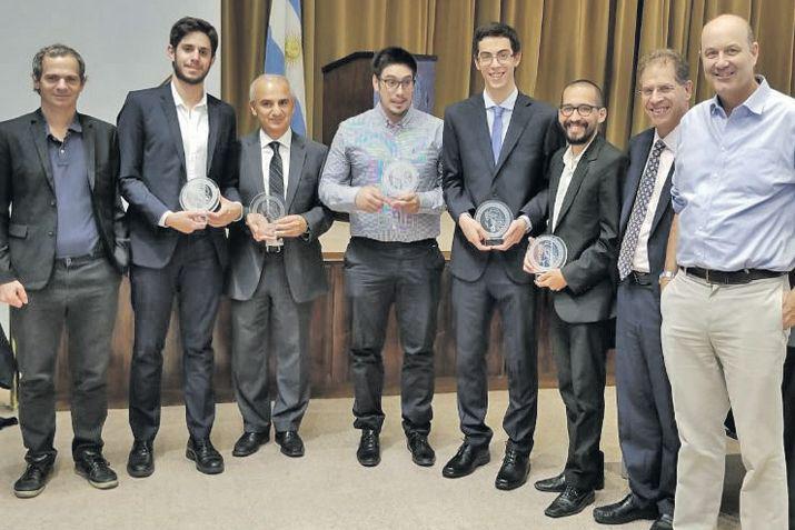 Economista santiaguentildeo fue premiado por un trabajo que analiza coacutemo influye el doacutelar en la inflacioacuten de precios