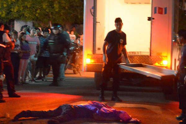 Motociclista murioacute al chocar con una camioneta frente al boliche 