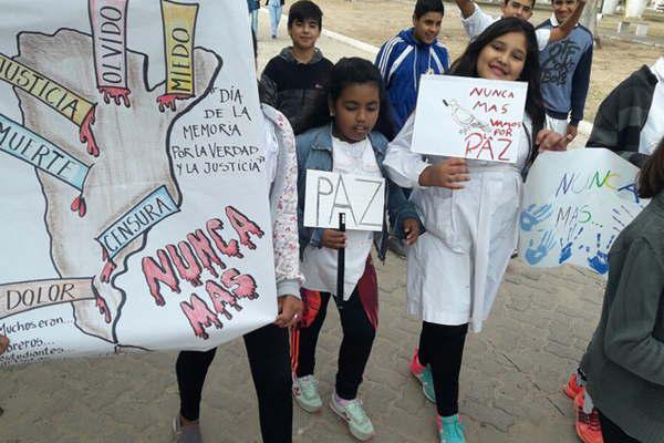 Conmovedora recordacioacuten de alumnos en la localidad de Lavalle